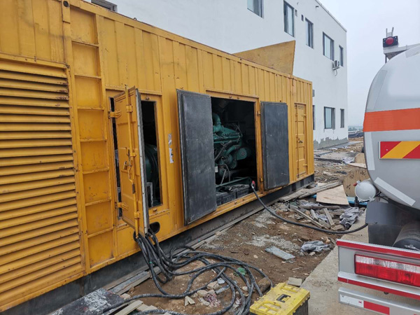 盐亭如何在发电机出租合同中约定设备的维修和保养责任？